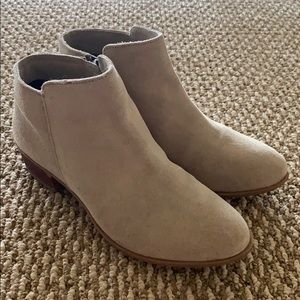 Diba Beige suede ankle booties 8.5 like new
